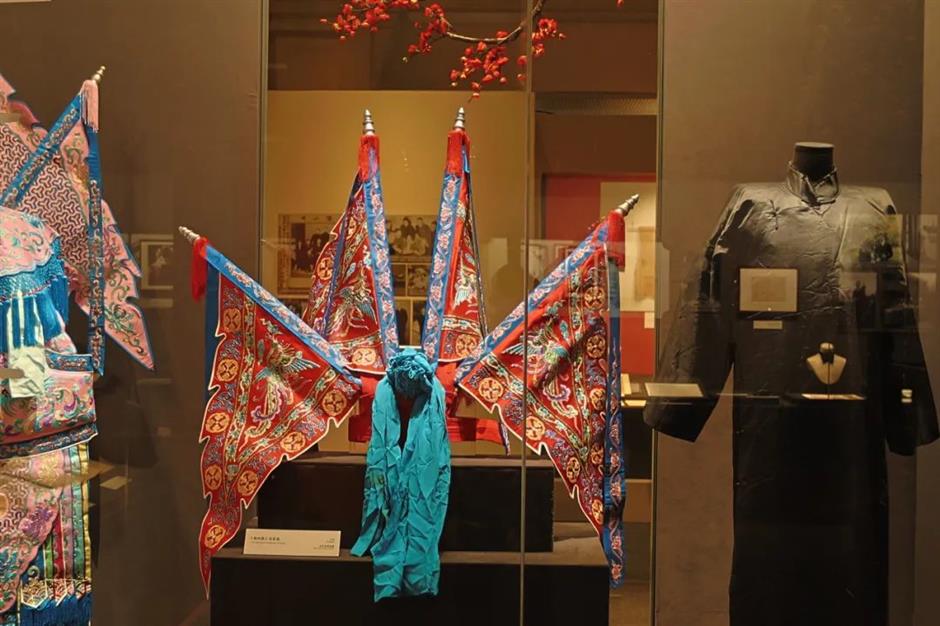 南京东路地铁站,有一枝