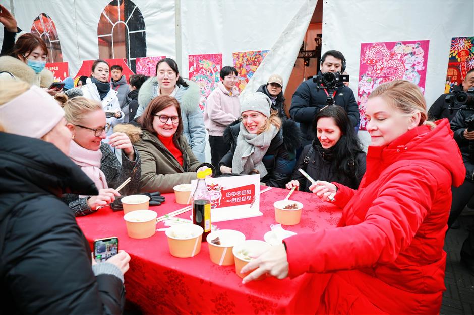 乐游上海过大年 | 森林营地年夜饭,农趣田园庆团圆,严家湾村晚开席了