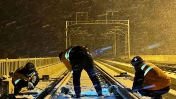 Snowfall disrupts transport in central, eastern China amid travel rush