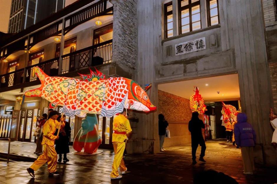 非遗传统鱼灯巡游、许愿神龙、8米高桃花树……这里的庙会太精彩啦|乐游上海过大年