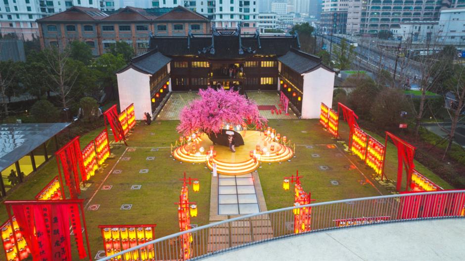 非遗传统鱼灯巡游、许愿神龙、8米高桃花树……这里的庙会太精彩啦|乐游上海过大年