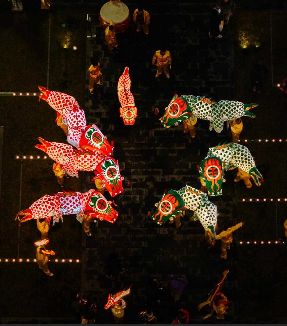 非遗传统鱼灯巡游、许愿神龙、8米高桃花树……这里的庙会太精彩啦|乐游上海过大年