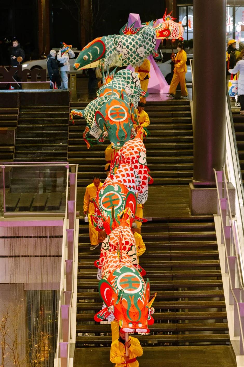 非遗传统鱼灯巡游、许愿神龙、8米高桃花树……这里的庙会太精彩啦|乐游上海过大年