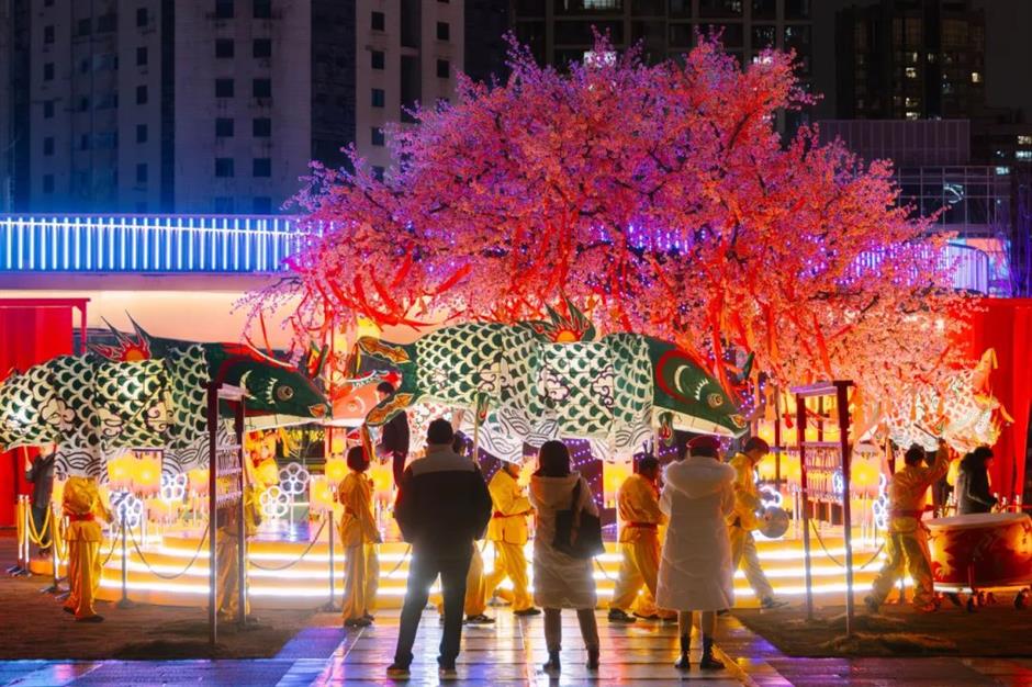 非遗传统鱼灯巡游、许愿神龙、8米高桃花树……这里的庙会太精彩啦|乐游上海过大年