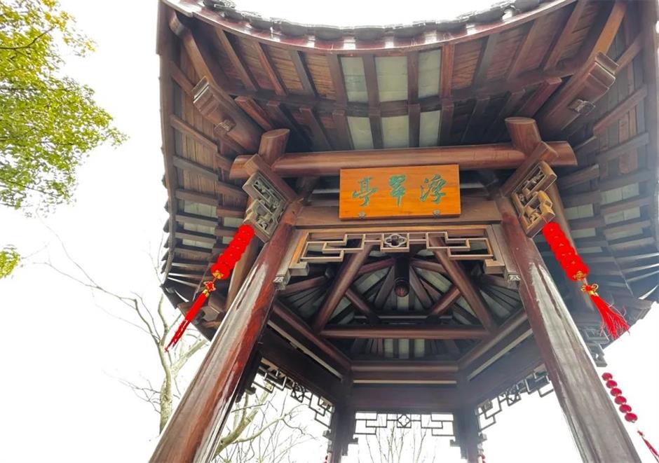 很江南，
一起探訪傳統園林裡的精緻古建築。