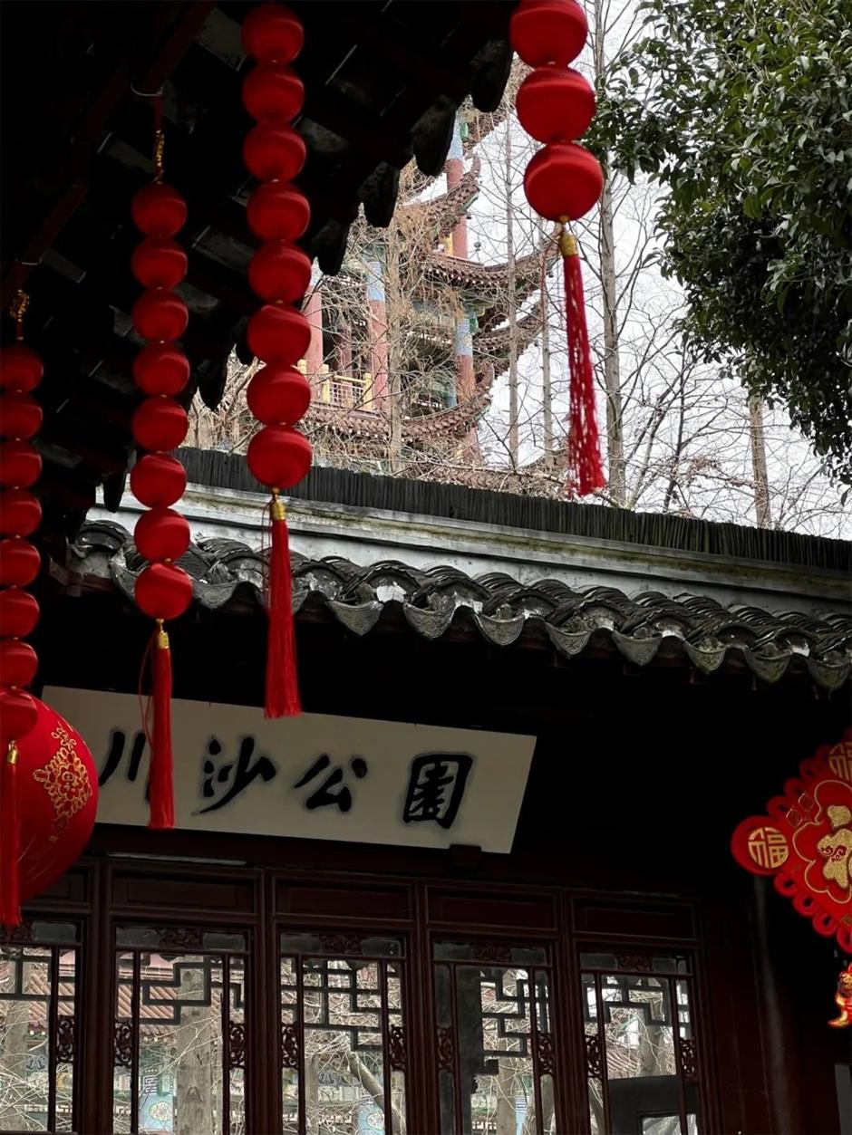 很江南，
一起探訪傳統園林裡的精緻古建築。