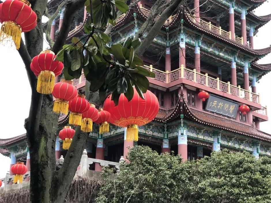 很江南，
一起探訪傳統園林裡的精緻古建築。