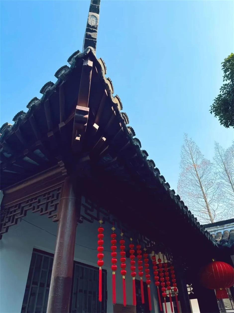 很江南，
一起探訪傳統園林裡的精緻古建築。