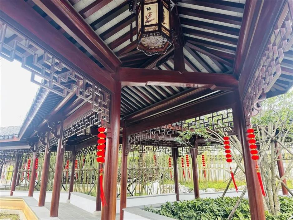 很江南，
一起探訪傳統園林裡的精緻古建築。