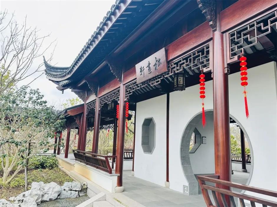 很江南，
一起探訪傳統園林裡的精緻古建築。