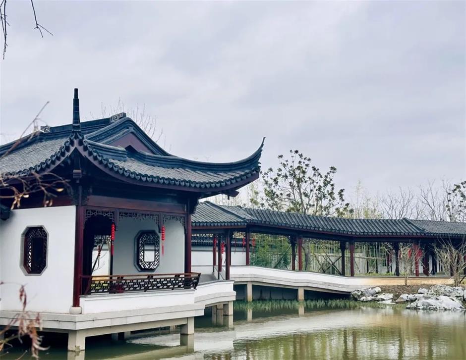 很江南，
一起探訪傳統園林裡的精緻古建築。