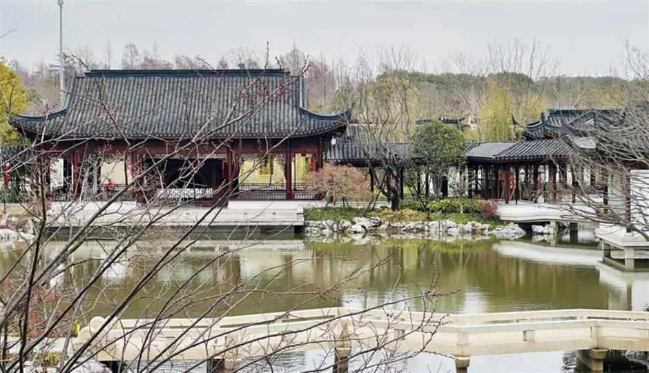 很江南，
一起探訪傳統園林裡的精緻古建築。