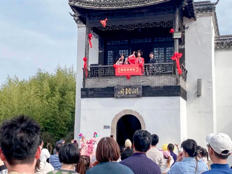 到金山廊下,方知「唯有牡丹真国色」!