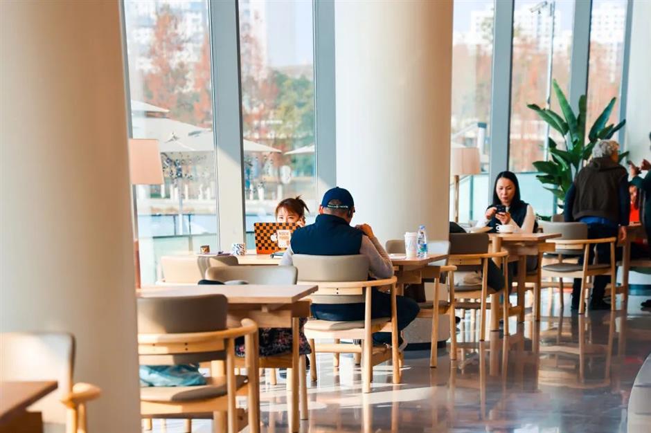 赏春的又一打开方式!这家藏在园林里180°湖景的书店太美啦!