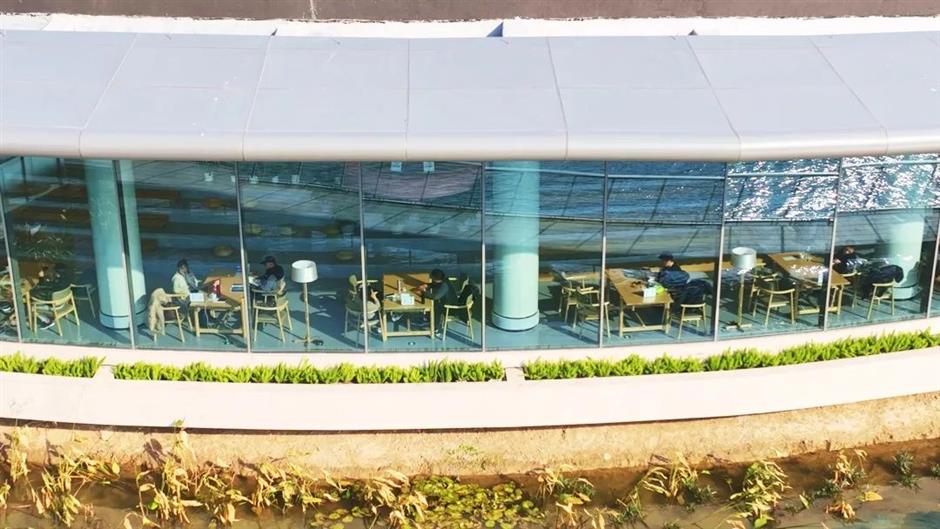 赏春的又一打开方式!这家藏在园林里180°湖景的书店太美啦!