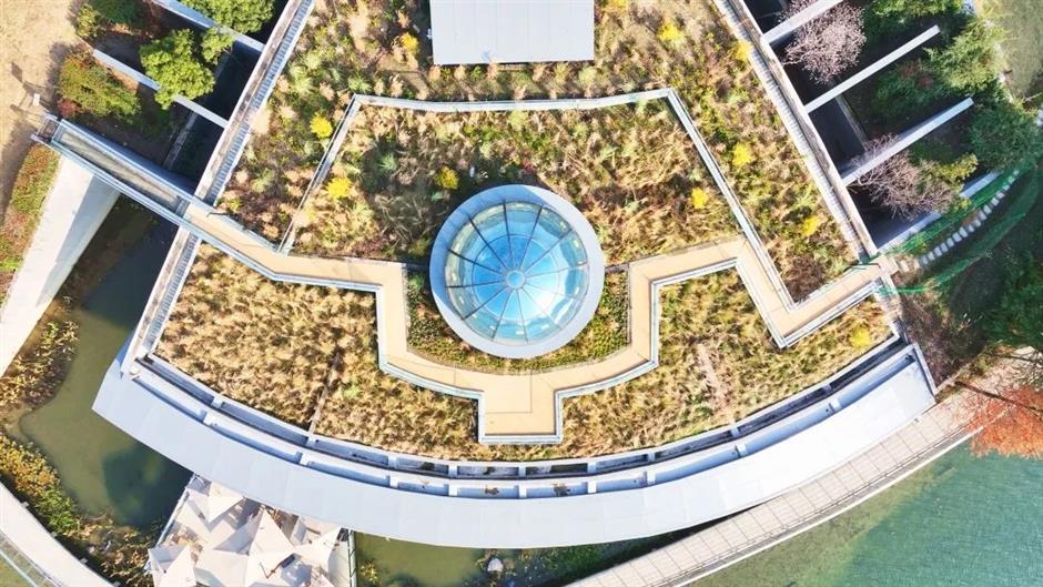 赏春的又一打开方式!这家藏在园林里180°湖景的书店太美啦!