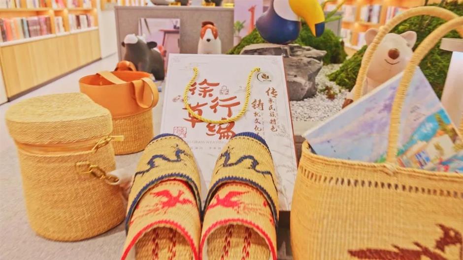 赏春的又一打开方式!这家藏在园林里180°湖景的书店太美啦!