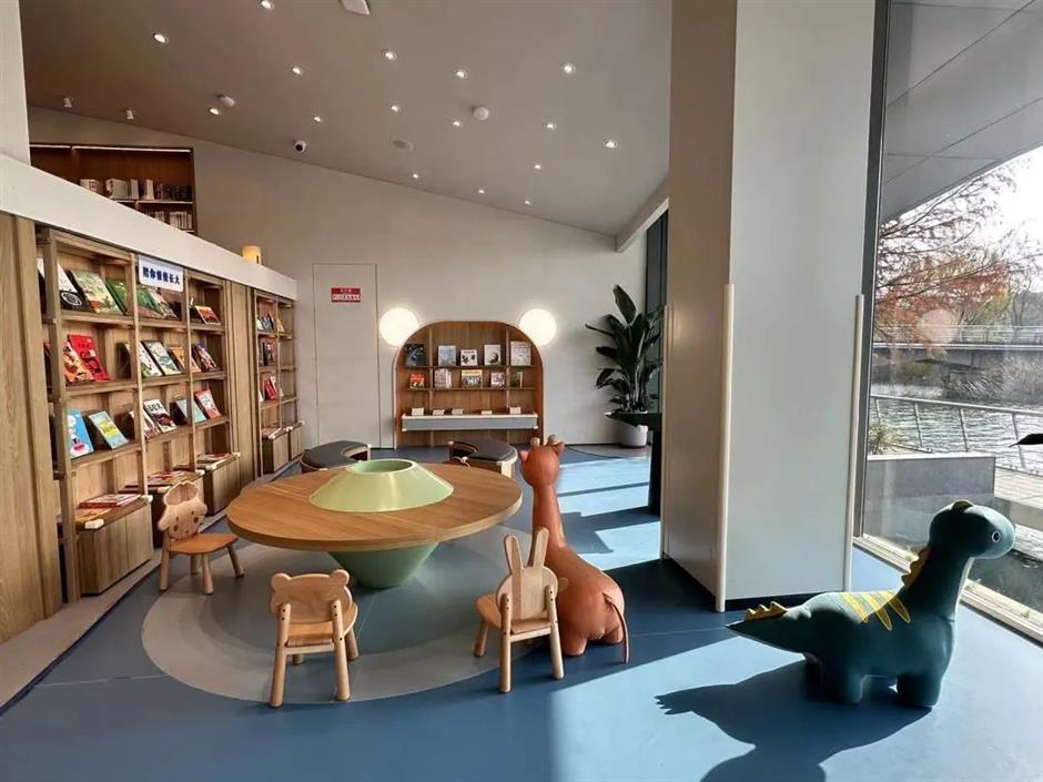 赏春的又一打开方式!这家藏在园林里180°湖景的书店太美啦!