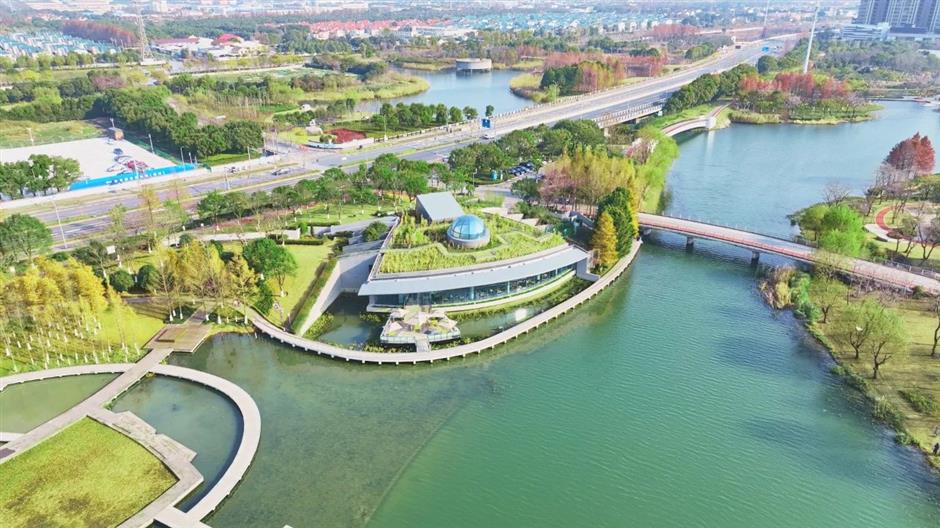 赏春的又一打开方式!这家藏在园林里180°湖景的书店太美啦!