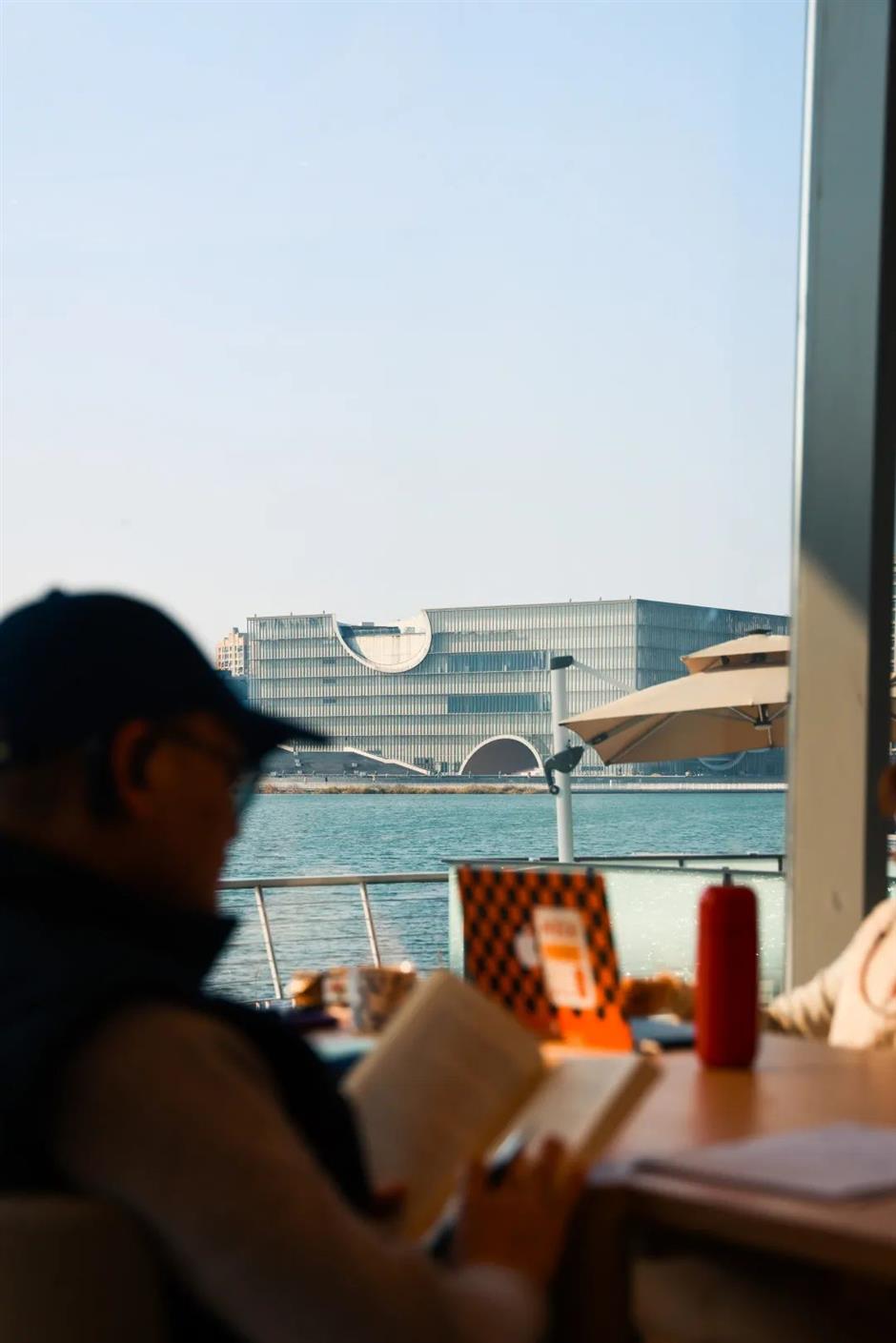 赏春的又一打开方式!这家藏在园林里180°湖景的书店太美啦!