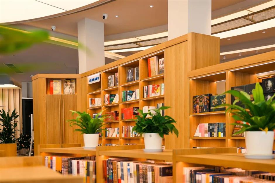 赏春的又一打开方式!这家藏在园林里180°湖景的书店太美啦!