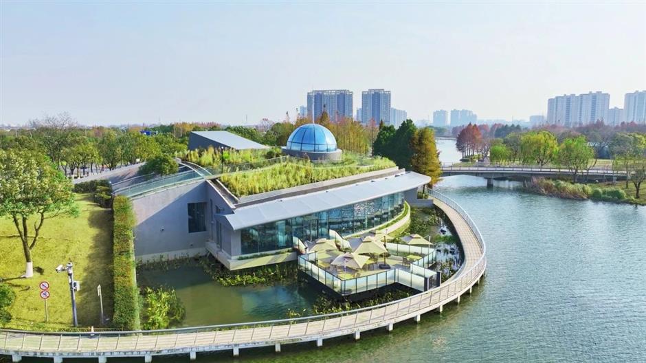 赏春的又一打开方式!这家藏在园林里180°湖景的书店太美啦!