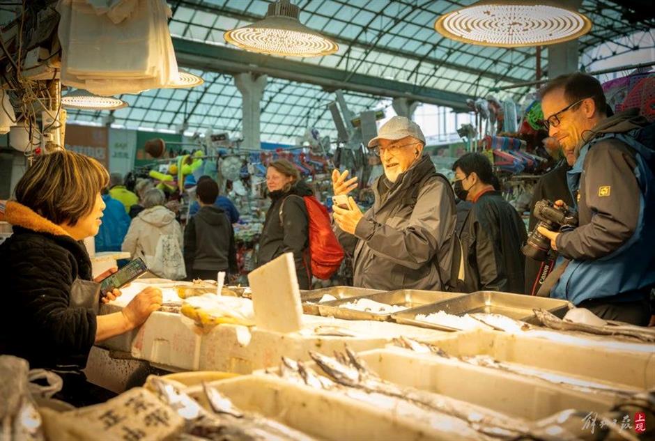 上观新闻|坐邮轮来上海菜场
