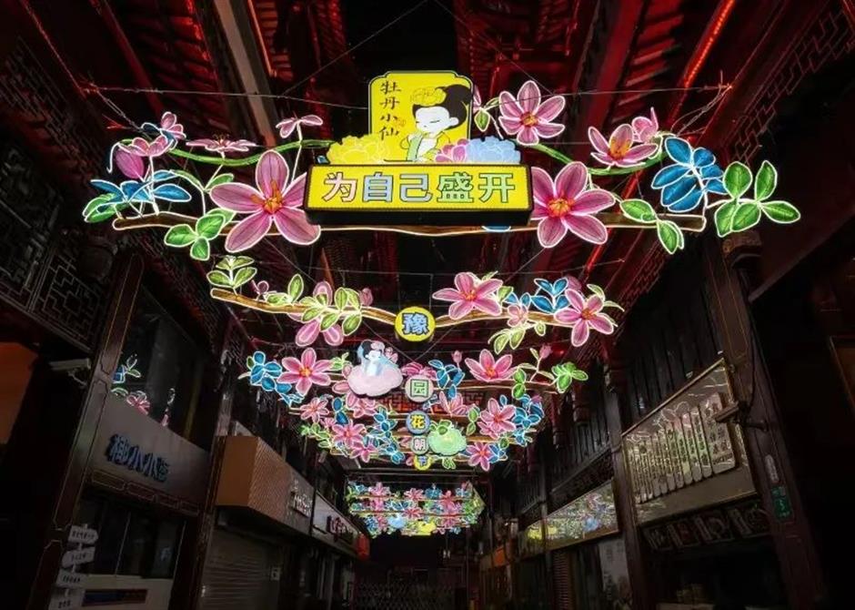 惊艳!百年九曲桥开出一朵巨型牡丹