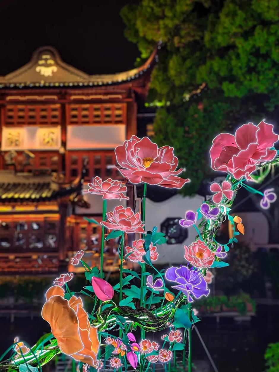 惊艳!百年九曲桥开出一朵巨型牡丹