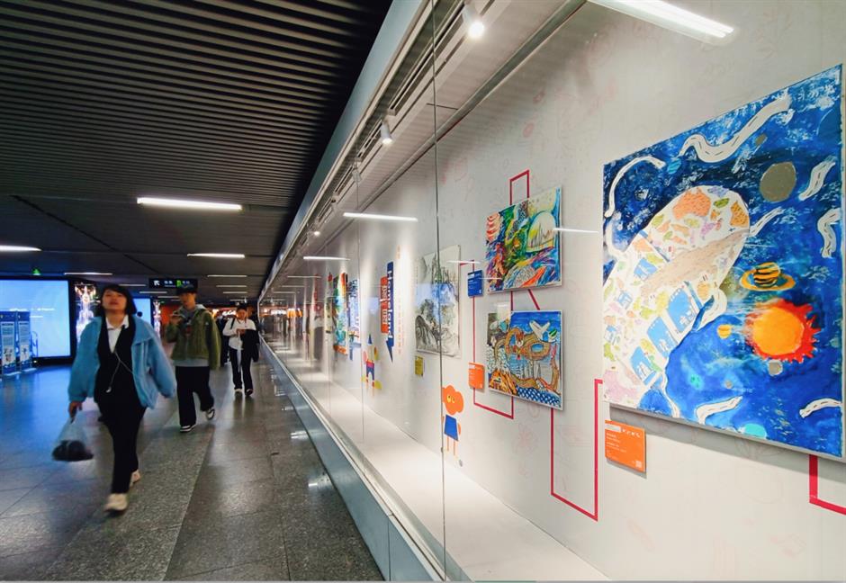 免费美展,地铁站里就能欣赏