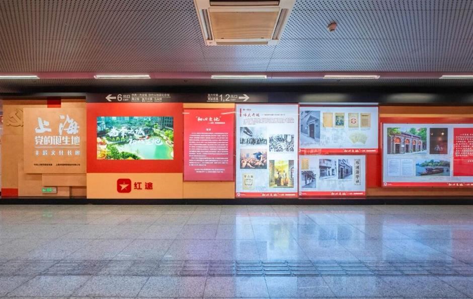 免费美展,地铁站里就能欣赏