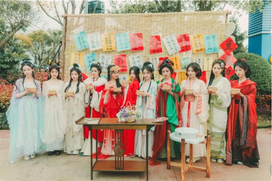 乐游上海·五一: 赏烟花、看虎鲸、观人鱼、遇国风