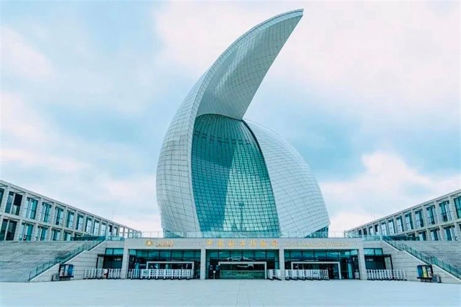 抬頭看書,低頭看湖|家門口的好去處