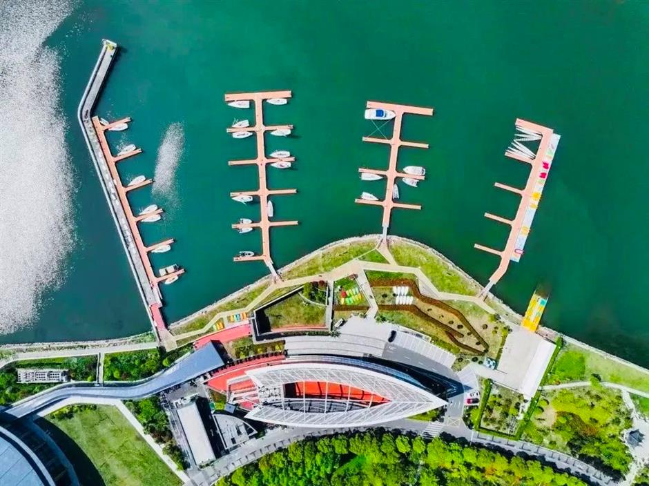 抬頭看書,低頭看湖|家門口的好去處