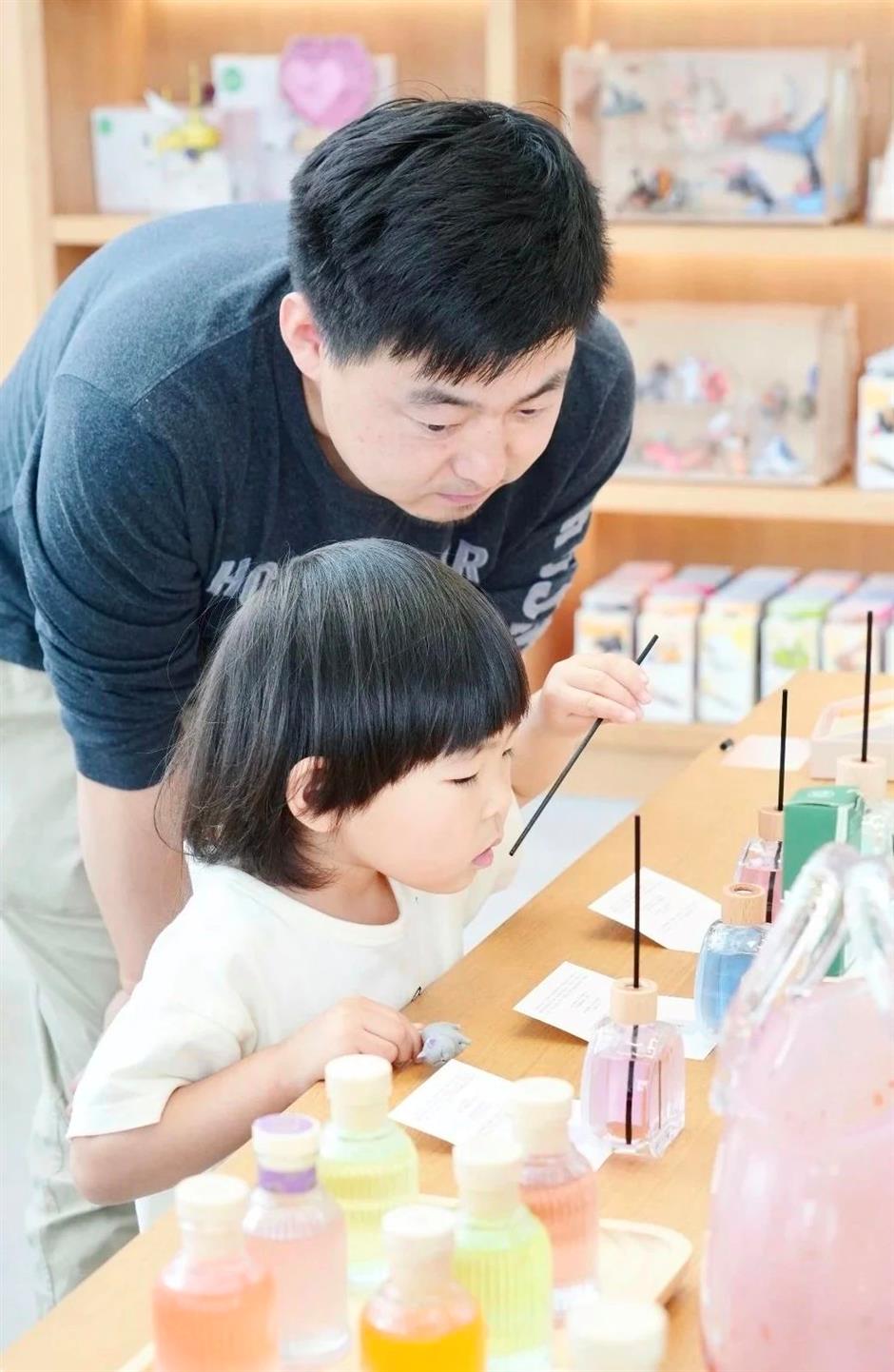 抬頭看書,低頭看湖|家門口的好去處