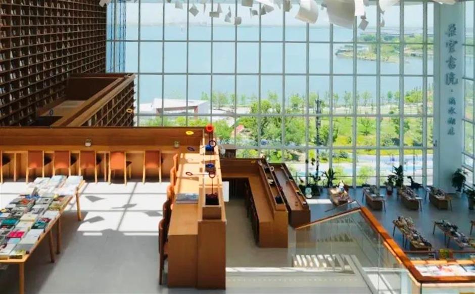 抬頭看書,低頭看湖|家門口的好去處