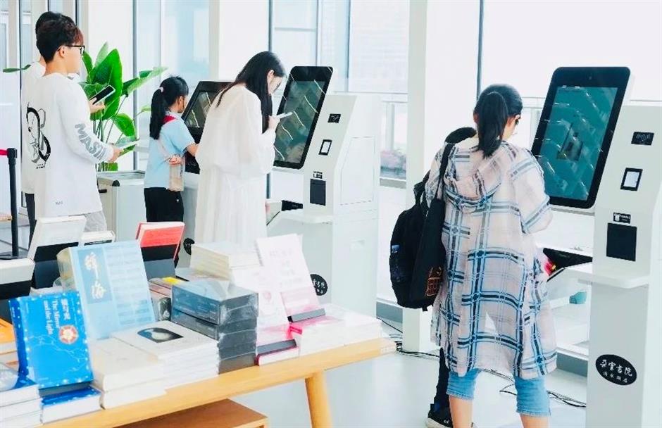 抬頭看書,低頭看湖|家門口的好去處