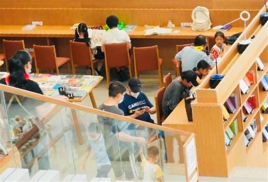 抬頭看書,低頭看湖|家門口的好去處