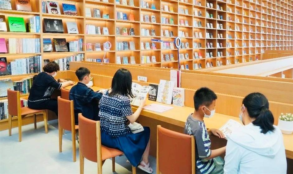 抬頭看書,低頭看湖|家門口的好去處