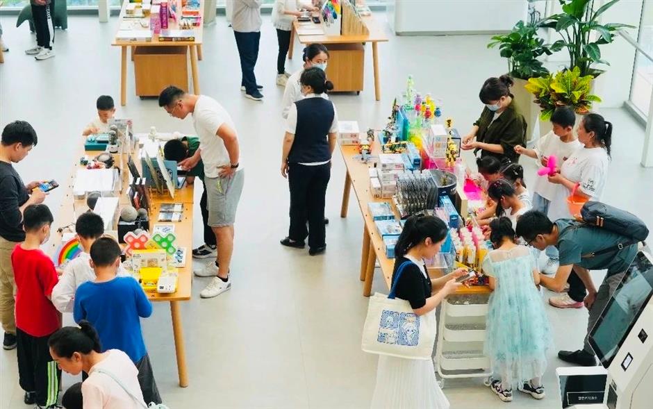 抬頭看書,低頭看湖|家門口的好去處