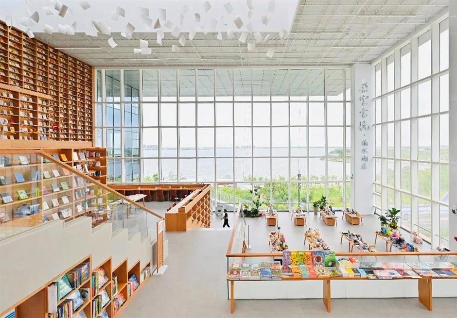 抬頭看書,低頭看湖|家門口的好去處