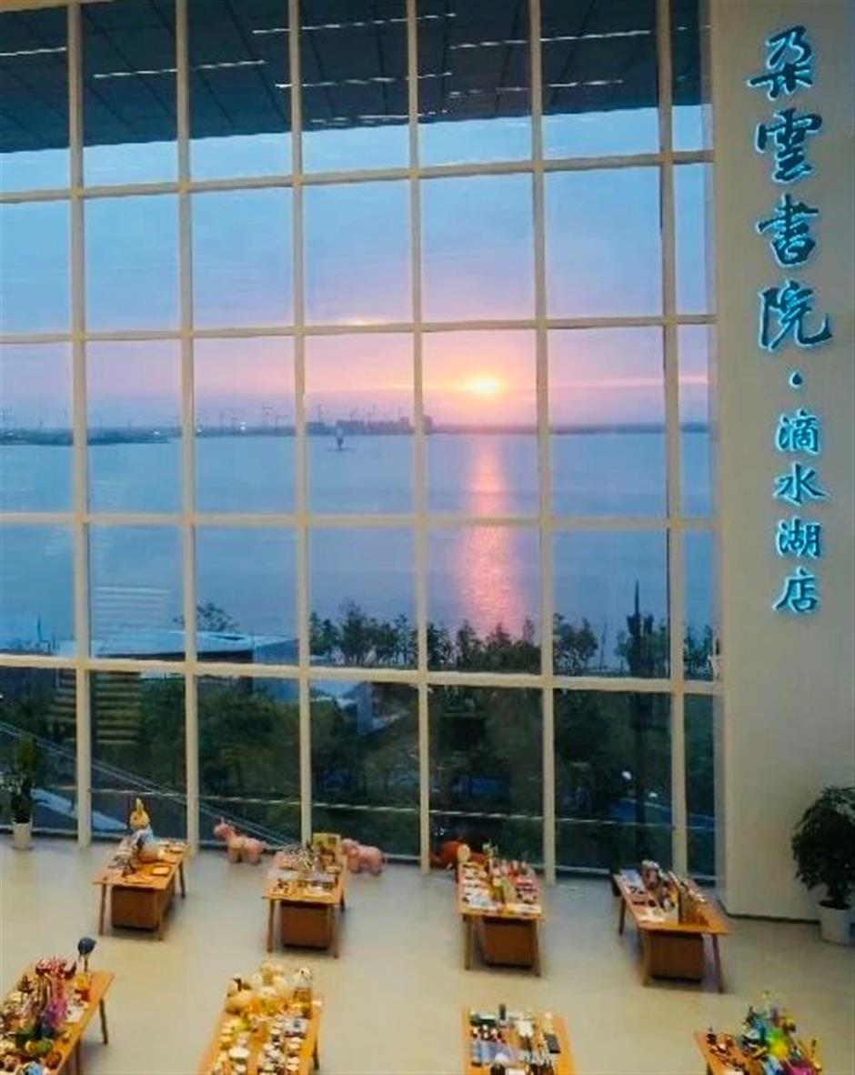 抬頭看書,低頭看湖|家門口的好去處