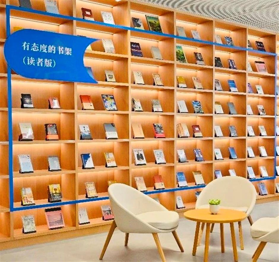 抬頭看書,低頭看湖|家門口的好去處