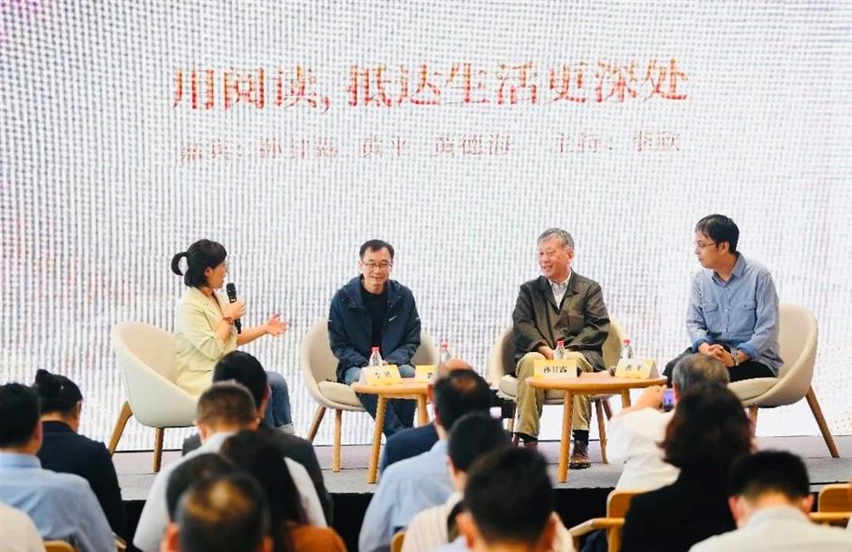 抬頭看書,低頭看湖|家門口的好去處