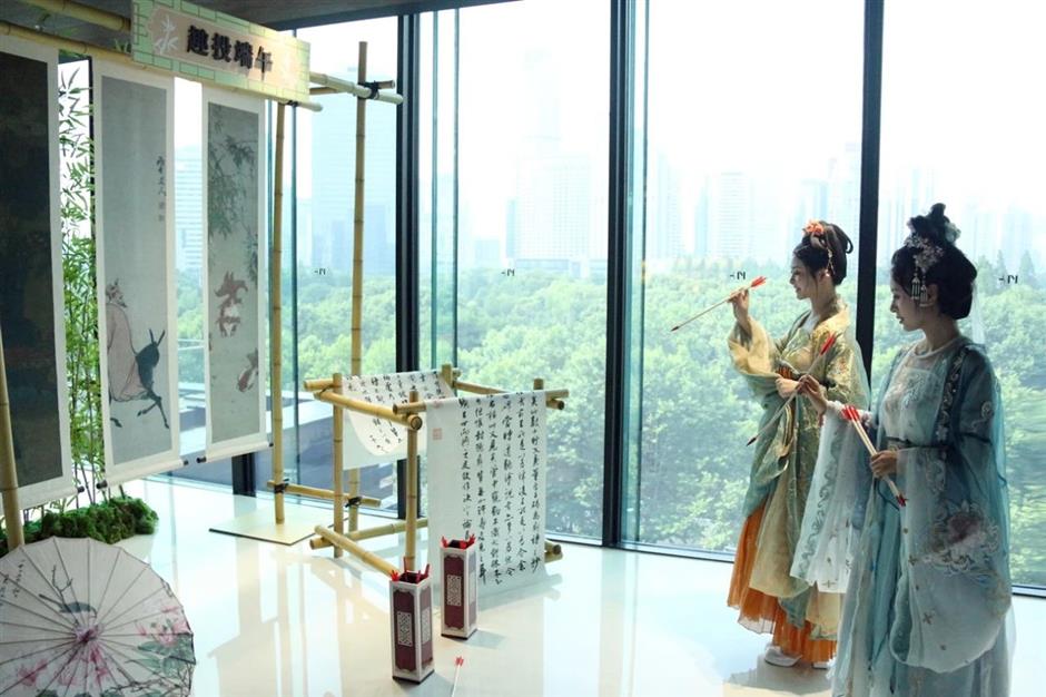 活動大揭秘!彩絲繞腕,手繪團扇……古風彩妝讓你秒變小仙女~