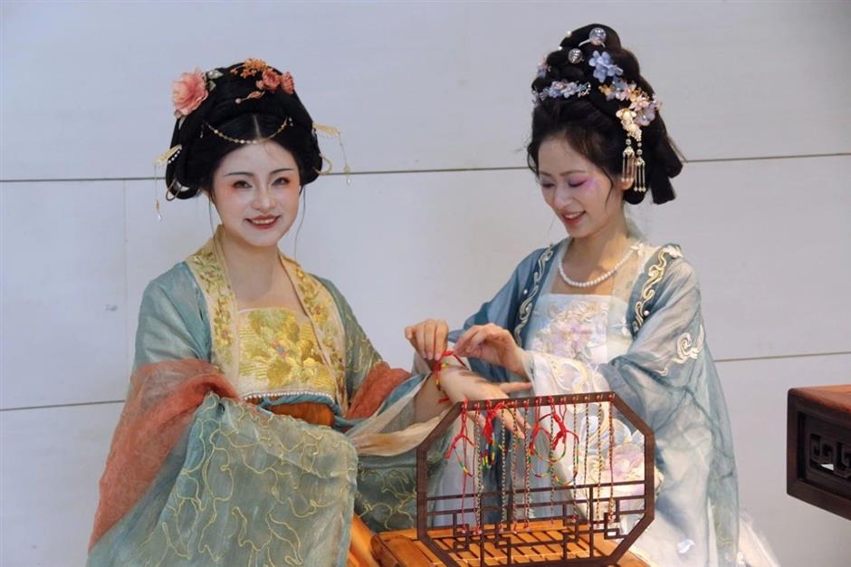 活動大揭秘!彩絲繞腕,手繪團扇……古風彩妝讓你秒變小仙女~