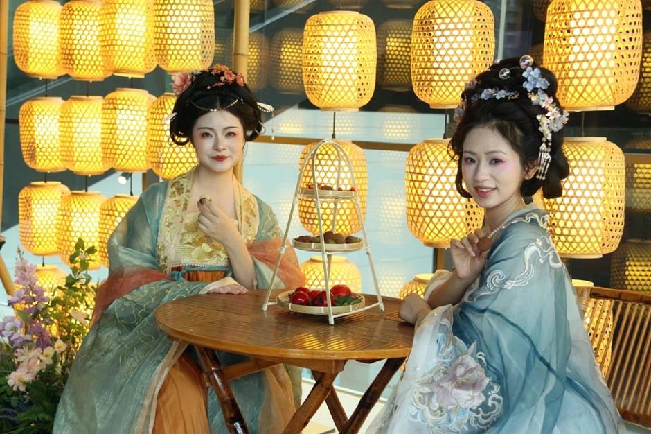 活動大揭秘!彩絲繞腕,手繪團扇……古風彩妝讓你秒變小仙女~