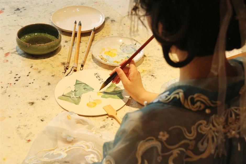 活動大揭秘!彩絲繞腕,手繪團扇……古風彩妝讓你秒變小仙女~