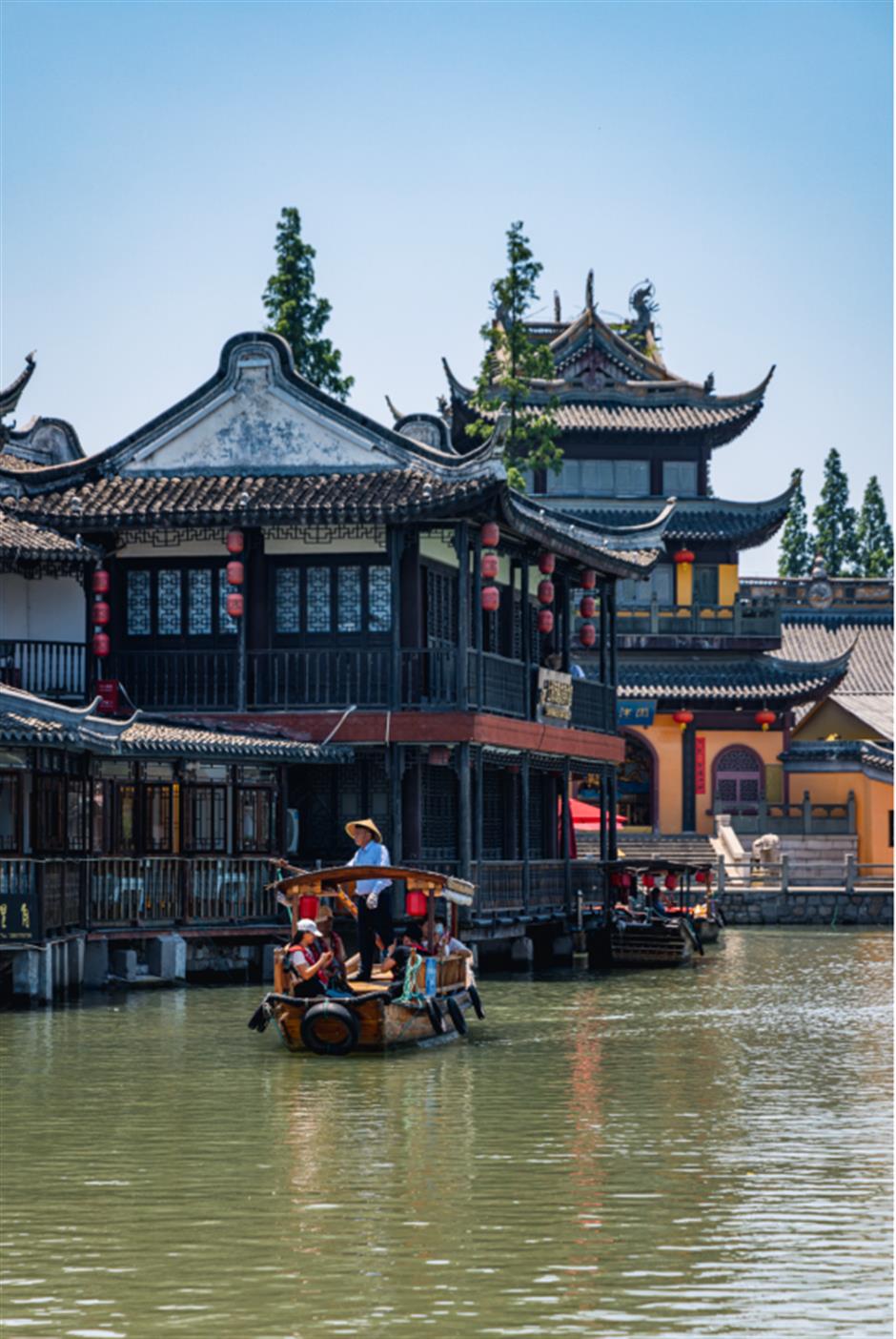 想不到正是上海這座千年古鎮,
有風有樹有咖有香→