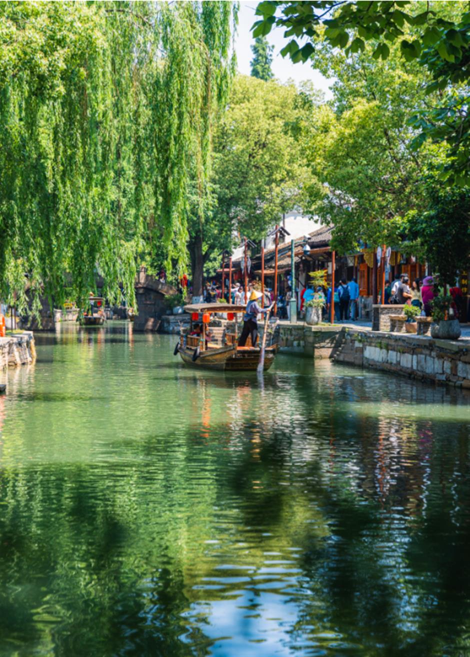 想不到正是上海這座千年古鎮,
有風有樹有咖有香→